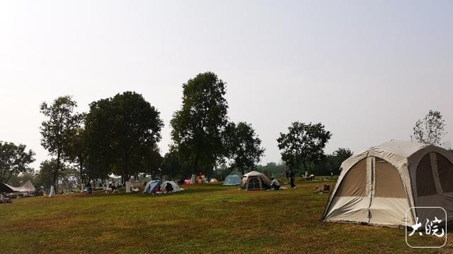 ” 合肥晴好周末上演露营“抢位战”AG真人旗舰厅“晚了就没好位子了！(图2)